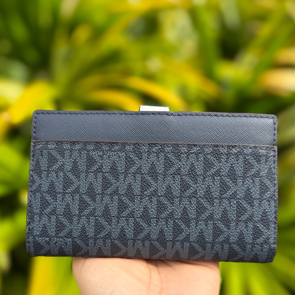 Michael Kors Greenwich Jet Set Navy and White Logo Wallet - Picture 3 of 8